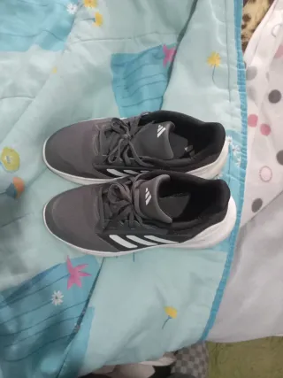 Zapatillas Adidas Grises y Blancas