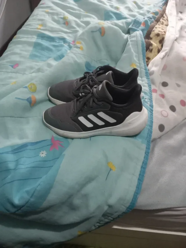 Zapatillas Adidas Grises y Blancas