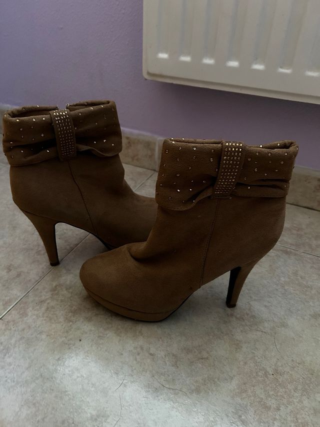 Botines marrones con lazo y pedrería