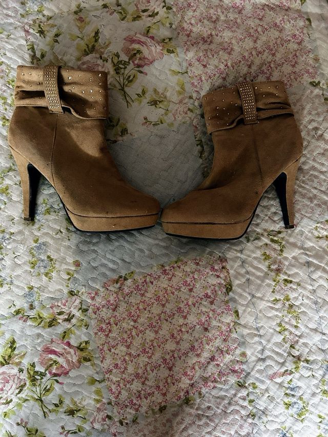 Botines marrones con lazo y pedrería