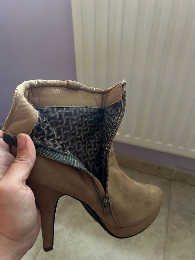 Botines marrones con lazo y pedrería