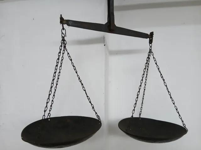 Antica bilancia a due piatti