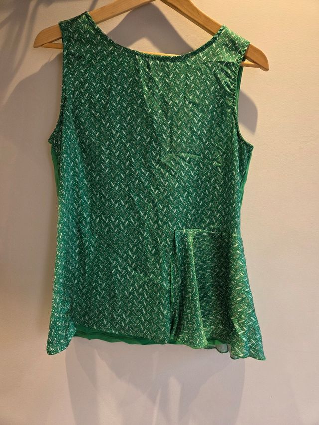 Top verde con estampado