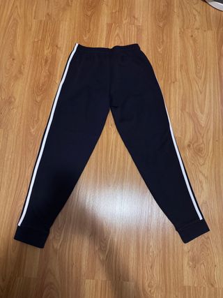 Pantalon de chandal Adidas.