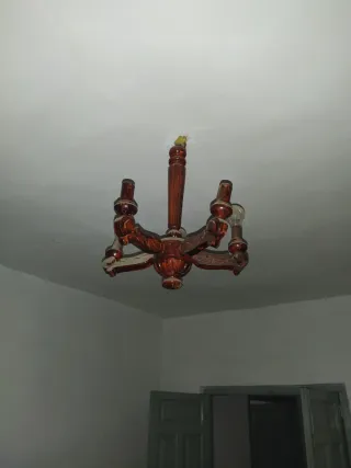 Lámpara de madera antigua