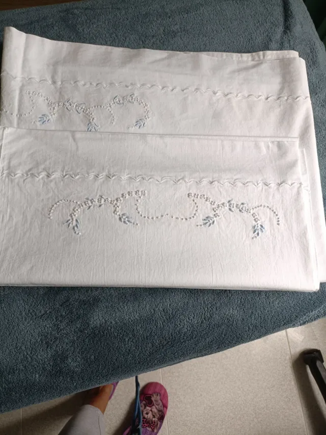 Sábana de algodón bordada