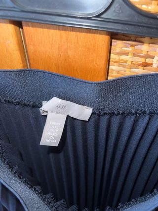 Falda plisada azul marino