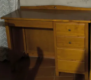 Escritorio de madera con cajones