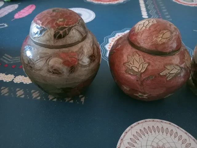 4 Jarrones de latón esmaltados.