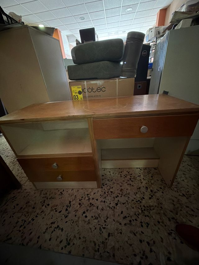 Escritorio de madera y plástico