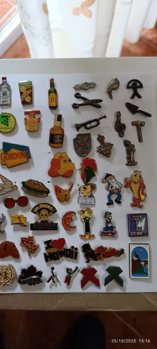 Lote 73  pins metálicos 