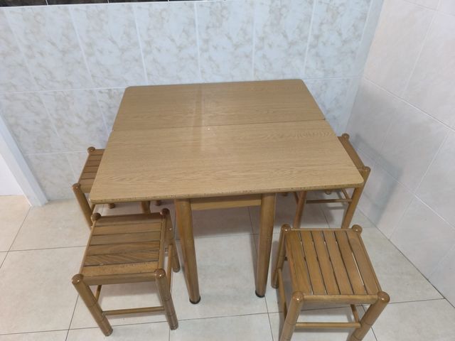 Mesa de comedor de madera y 4 sillas