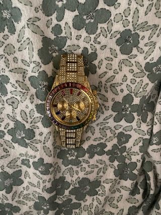 Reloj Dorado con Detalles Multicolor
