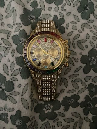 Reloj Dorado con Detalles Multicolor