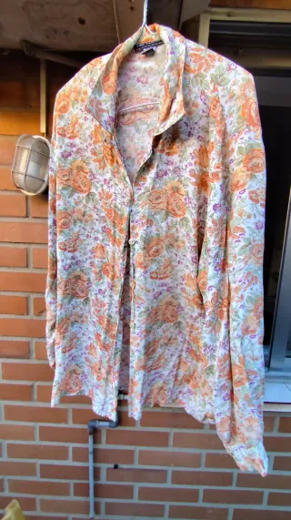 Blusa floral naranja y morada