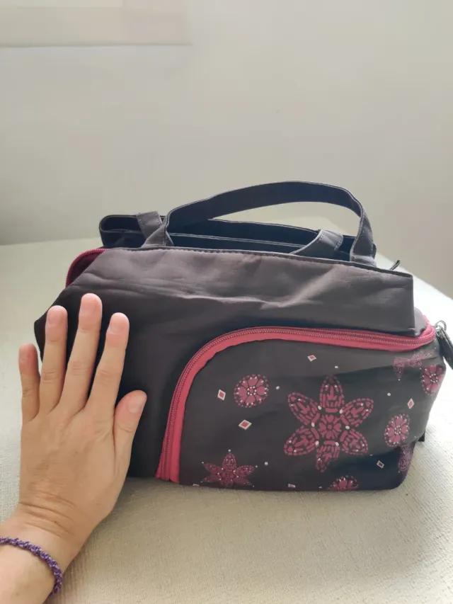 Neceser marrón y rosa con flores