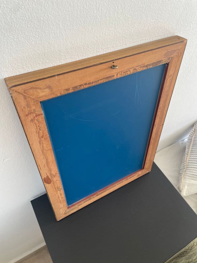 Espejo de madera con marco dorado