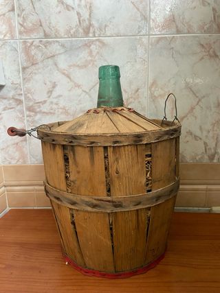 Garrafón de vidrio con cesta de madera