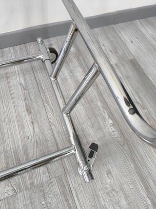 Burro colgador perchero ropa con ruedas.