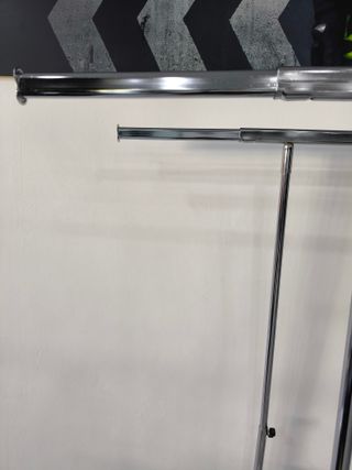 Burro colgador perchero ropa con ruedas.