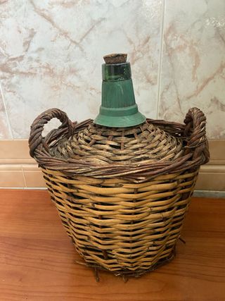 Garrafón de cristal con cestería