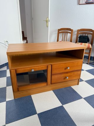 Tres Muebles de madera a juego.