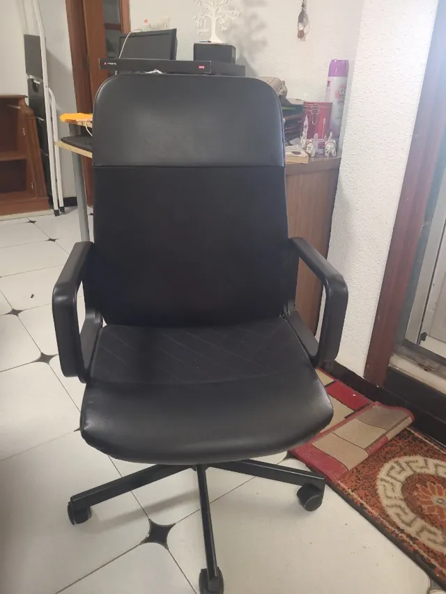 Silla de oficina giratoria negra