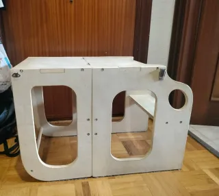 Mesa infantil de madera transformable en escalera
