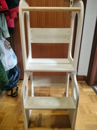 Mesa infantil de madera transformable en escalera