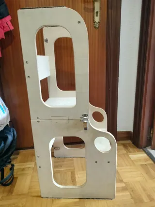 Mesa infantil de madera transformable en escalera