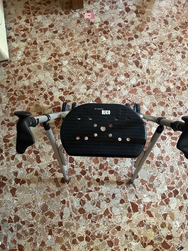 Andador Rico con asiento y ruedas nuevo sin usar