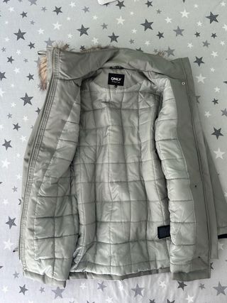 Chaqueta ONLY verde con capucha y pelo