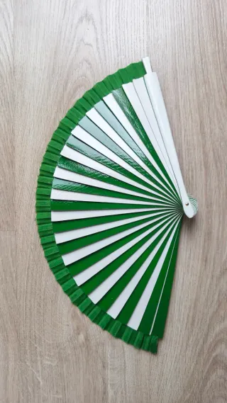 Abanico verde y blanco