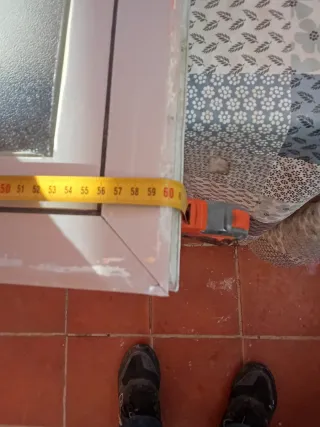 Ventana aluminio gris con cristal