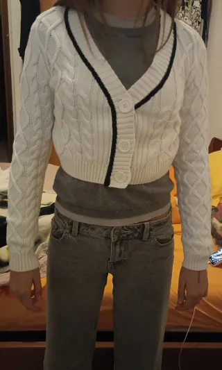 Cardigan corto bianco con trecce