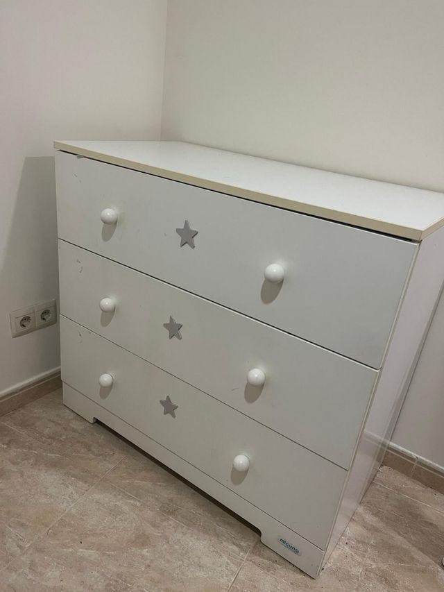 Armario y cómoda infantil antes del 31. 2 muebles