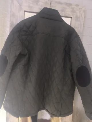 Cazadora guateada verde con coderas