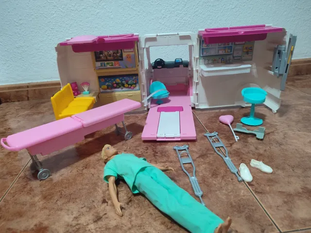 Barbie Ambulancia y Clínica Convertible