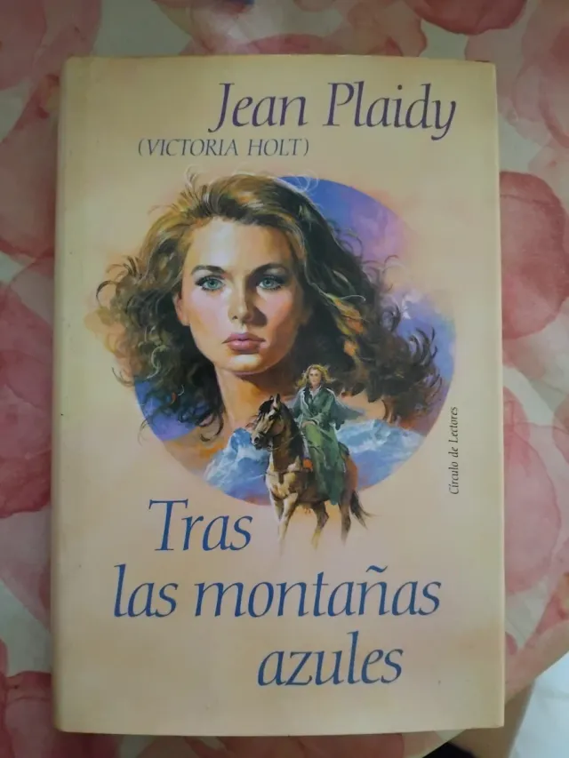 Tras las montañas azules