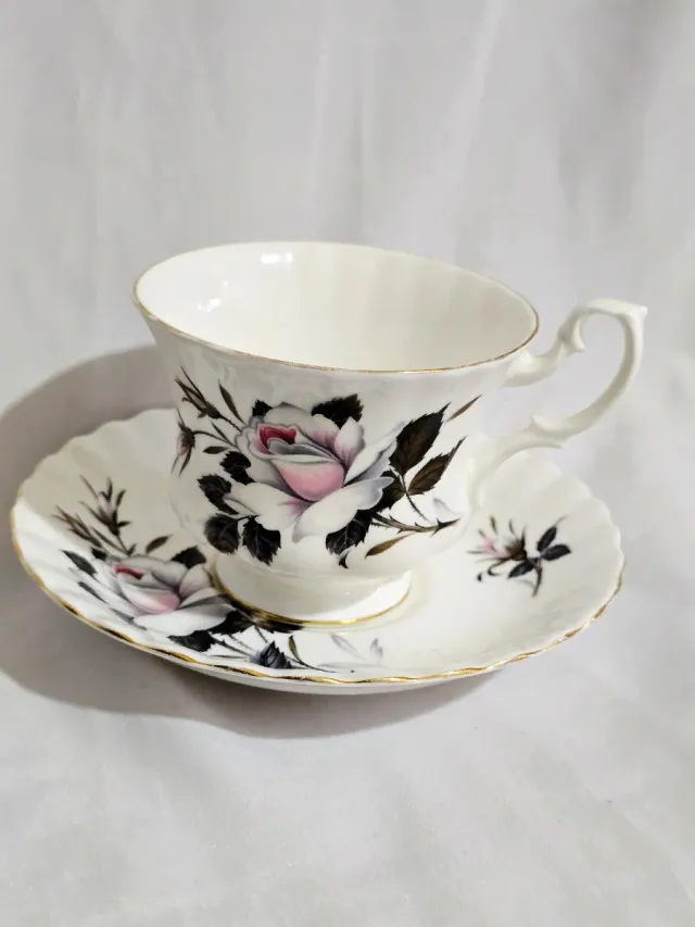 Taza y platillo de porcelana con rosas