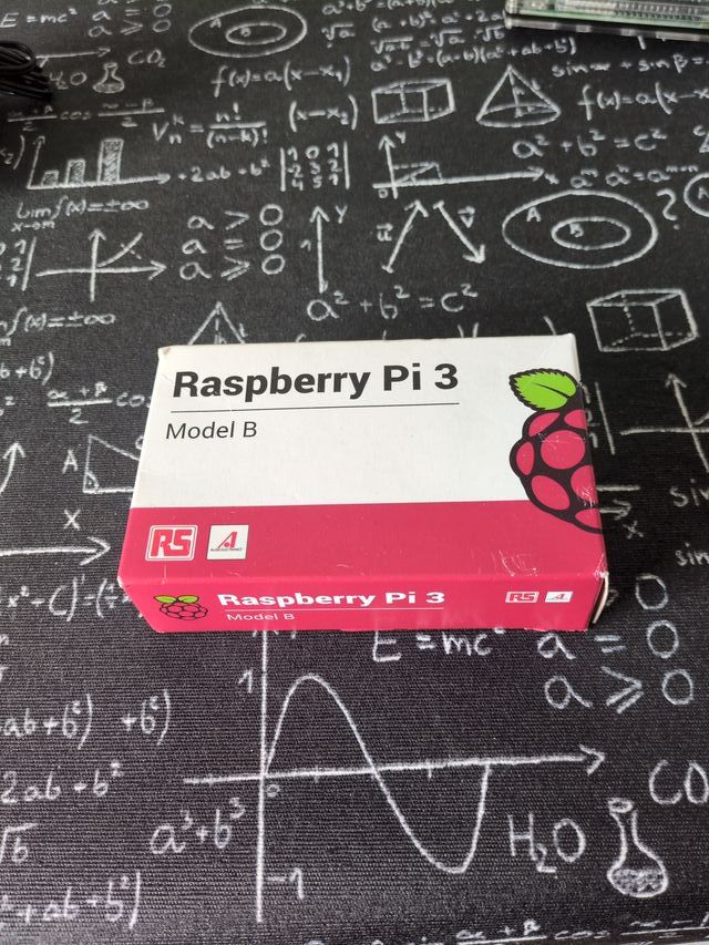 Raspberry Pi 3 con cargador y carcasa