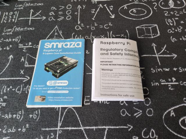 Raspberry Pi 3 con cargador y carcasa