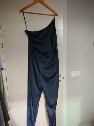 Mono satén negro asimétrico