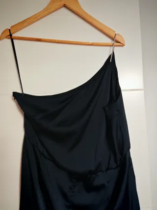 Mono satén negro asimétrico