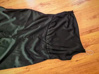 Mono satén negro asimétrico