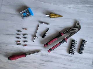 Juego de puntas y destornillador Parkside + Tenaza