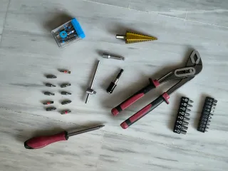 Juego de puntas y destornillador Parkside + Tenaza