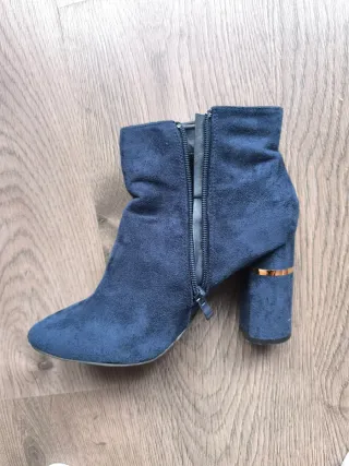 Botín tacón azul con detalle dorado