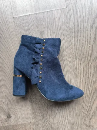 Botín tacón azul con detalle dorado