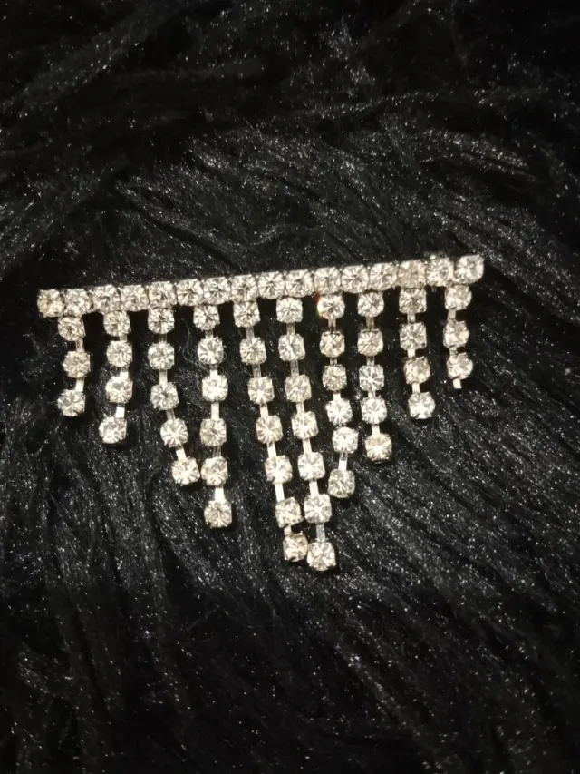 Broche plateado con pedrería